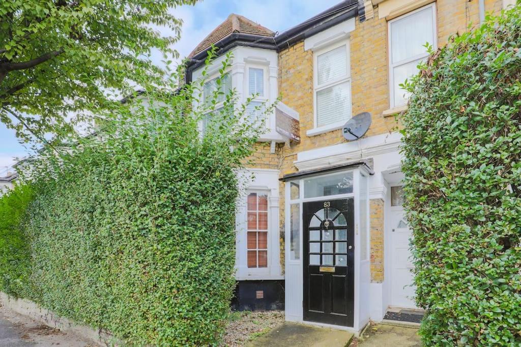 2 Bed Garden Flat Leyton Village Londra Esterno foto