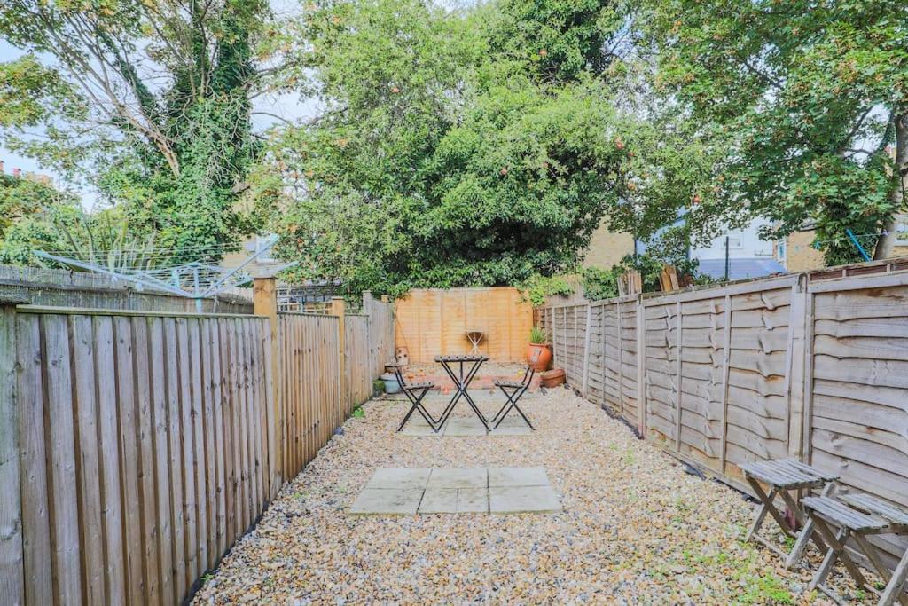 2 Bed Garden Flat Leyton Village Londra Esterno foto