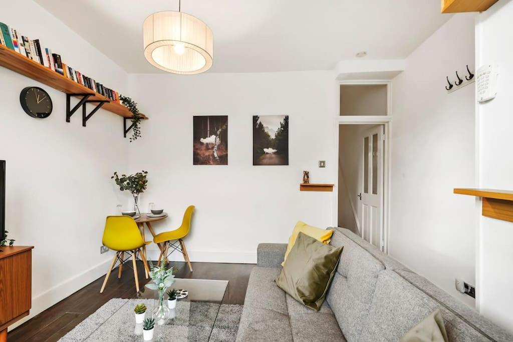 2 Bed Garden Flat Leyton Village Londra Esterno foto