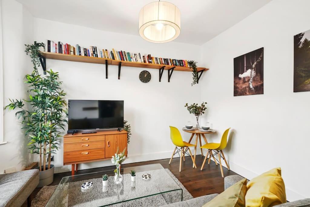 2 Bed Garden Flat Leyton Village Londra Esterno foto