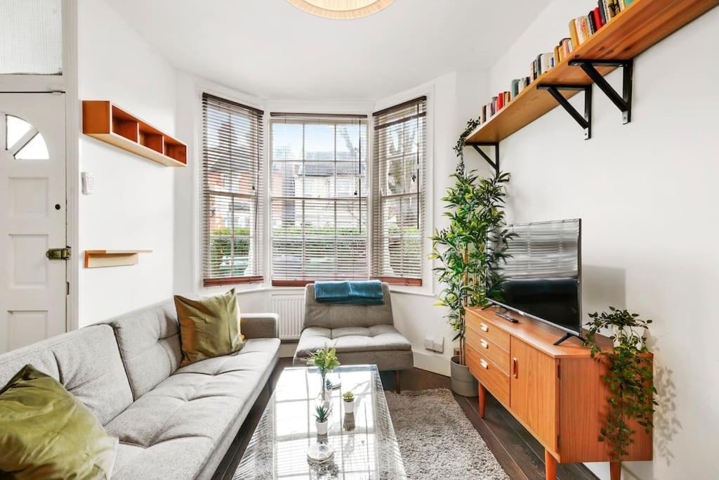 2 Bed Garden Flat Leyton Village Londra Esterno foto