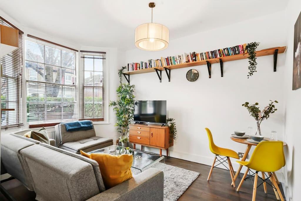 2 Bed Garden Flat Leyton Village Londra Esterno foto