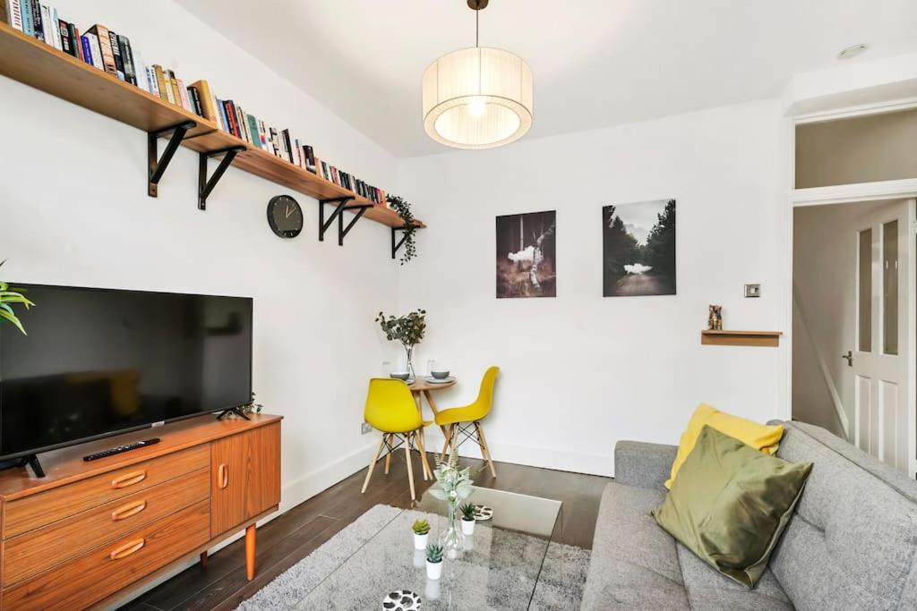2 Bed Garden Flat Leyton Village Londra Esterno foto