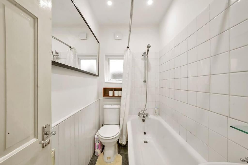 2 Bed Garden Flat Leyton Village Londra Esterno foto